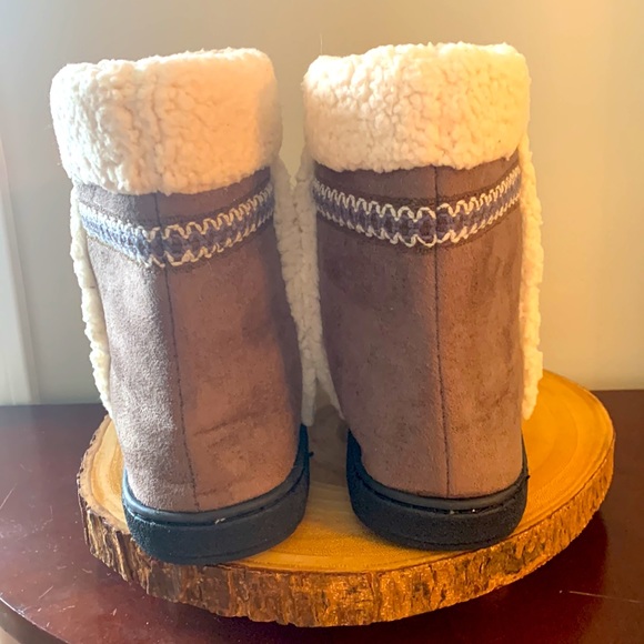 New ✨Isotoner Slippers✨ for women size 8.5-9. - Picture 3 of 7